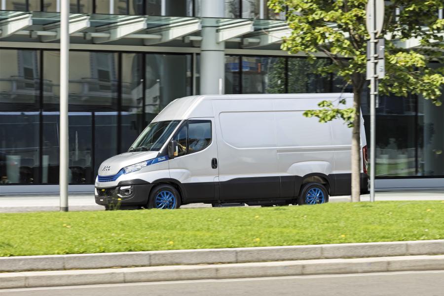  Iveco Daily 35-NP Blue Power Van 2017 года  (фото 2 из 3)